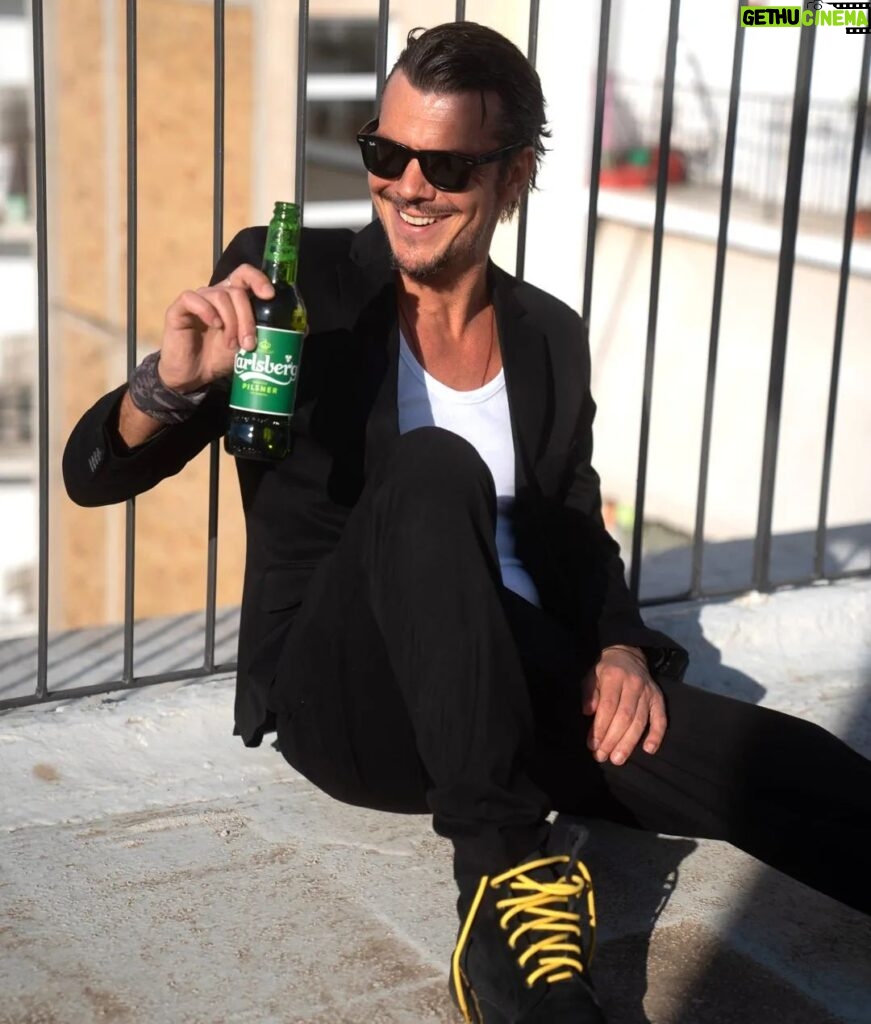 Ioannis Papazisis Instagram - Διακριτικά αρώματα λυκισκων όπως απαιτεί μια γνήσια Pilsner.Τελικα όσο περισσότερα μαθαίνω για τη Carlsber τόσο καλύτερη γεύση έχει.. Probably the best beer in the world.#carlsberg #probably #danishpilsner