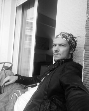 Ioannis Papazisis Instagram - Η επιλογή του καθενός δεν είναι λάθος όλων μας.. Είμαστε αυτό που είμαστε και όχι αυτό που φανταζόμαστε για εμάς..Ωραίες οι σκέψεις στον καθρέφτη μας η στην παρέα μας με δέκα κρασιά και 20 δεύτερες σκέψεις αλλά ΕΊΜΑΣΤΕ οι πράξεις μας.σκεψου τι σωστό έκανες εσύ και όχι τι λάθος ο άλλος...καλημέρα παράξενε κόσμε..