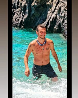 Ioannis Papazisis Instagram - Φαε αλμύρα ότι απεμεινε από την ζωη μου...πρώτο μπανακι και όνειρα για ένα υπέροχο καλοκαιρι...καλά μας ταξίδια. Μέσα μας..................🌏