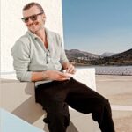 Ioannis Papazisis Instagram – Η ανθρωπότητα σαχλαμαριζει μεθυσμένη από την ευφυΐα της…… μπωντλαίρ.καλο καλοκαιρι