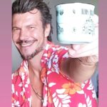 Ioannis Papazisis Instagram – Ένας υπέροχος κόσμος…μακρυά από μικρότητες,μιζέρια, φθόνο.ενας κόσμος που ουρλιάζει για ζωή .ένας κόσμος που κατανοεί ότι δεν έχει κέντρο τον εαυτό μας.ενας κόσμος μακρυά από πριγκίπισσες και πρίγκιπες με τρύπια βρακιά..εδώ σε αυτήν την πέτρα που ήρθαμε για λίγα χρόνια.σε αυτήν την πανέμορφη πέτρα λοιπόν ας περάσουμε τις πιο υπέροχες γιορτές.καλες γιορτές άγνωστοι φίλοι μου………………………..🌎πω ρε που…η τι μαλακιες γράφουμε πρωί πρωί.. καλημέρα.