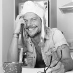 Ioannis Papazisis Instagram – Και μπαμπάς και ηθοποιός στην Ελλάδα και χωρισμένος και αριστερός και παναθηναϊκός και με είδωλο τον Έρικ καντονα..οκ κάποια γραμμή στήριξης θα υπάρχει…δεν μπορει..ααα  και κλαίω και με  το notebook ..