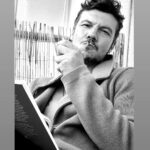Ioannis Papazisis Instagram – Είμαστε μια άπειρο ελάχιστη χώρο χρονική κουκίδα. Η ζωή μας είναι από εδώ έως εκεί.αυτο πρέπει να το κατανοήσουμε και να το εκμεταλλευτουμε με τον καλύτερο δυνατό τρόπο….👽