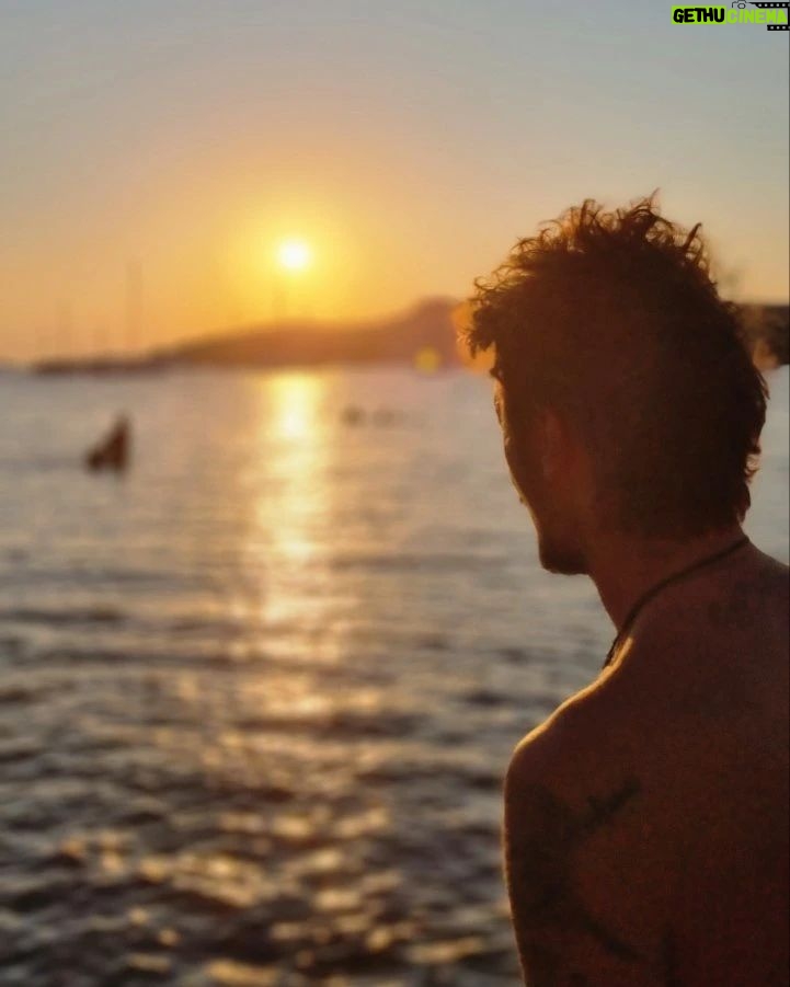Ioannis Papazisis Instagram - Τι μαλ....ς είπαμε μπροστά σε ένα ηλιοβασίλεμα;;;για να μην πω για την πανσέληνο...αστέρια ειναι..έχει τρις...