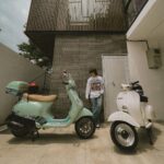 Iqbaal Ramadhan Instagram - My Darling🤍 Episode 2 #Iqbaal bersama Om @jujukmargono sudah tayang di YouTube @vindes.ig. Link di bio!! 🛵 Photos by @jozz_felix 📸 Lebih Baik Naik Vespa
