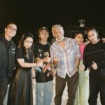Iqbaal Ramadhan Instagram – Mencuri Raden Saleh hari ini pamit dari bioskop. Terima kasih karena udah jadi bagian dari Komplotan Raden Saleh.
…in the meantime, selamat menikmati sisa-sisa hasil tustel jepretan @jozz_felix dan saya👨🎨. Credits tercantum di pojok kanan post.
NO, THIS IS NOT THE END. 🎡🎪🥊