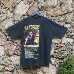 Iqbaal Ramadhan Instagram – Gue suka koleksi kaos vintage. Setelah dikulik, gue jadi tau betapa susah dan mahalnya kaos-kaos jadul ini. Apalagi kaos yang temanya film. Dengan bahan yang durable, juga desain yang evergreen, kaos-kaos promo film ini jadi inceran banyak orang, termasuk gue. Contohnya, kaos khusus cast member dari film Toy Story 2, juga merchandise asli film Trainspotting di tahun 1996 yang sekarang terlipat rapih di lemari gue.

Gatau sih kalo orang lain. Tapi dari pengalaman pribadi, setiap gue promo film selalu pake kaos yang hanya dipake saat promo dan berujung jadi baju rumah. Lalu belel, lalu jadi baju tidur. Dari habit ini lah muncul ide kolaborasi sama @akmalshb untuk nge desain kaos untuk film yang gue berperan di dalemnya. Inilah hasilnya. Jujur, kalo gue sih jadi pengen koleksi dan akan dengan bangga gue pake untuk pergi atau jalan. Kaos ini purely datang dari kecintaan gue terhadap kaos vintage dan film. 

Sudah saatnya kaos film Indonesia jadi collectible items.

NOT FOR SALE