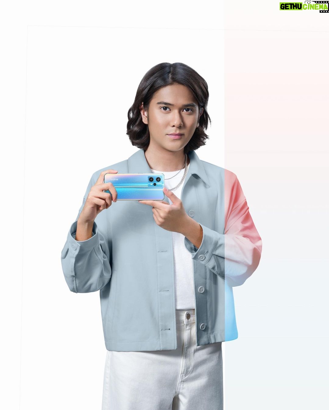 Iqbaal Ramadhan Instagram - Ini dia jawaban dari pertanyaan gue semalam! Kamera flagship, performa flagship & desain flagship di kelas mid-range dari realme 9 Pro+ ⚡ What do you expect, guys? Tonton keseruan #CaptureTheLight Launch Event, Rabu 16 Februari - 15.00 WIB di Youtube @realmeindonesia #realme9ProSeries