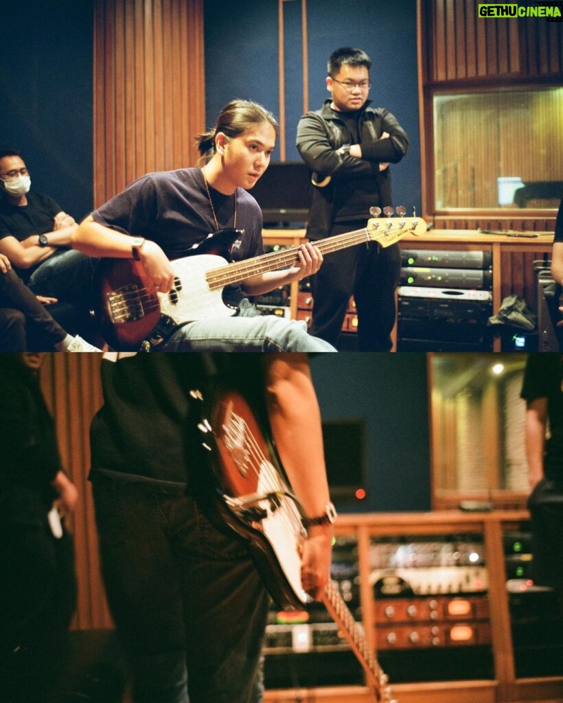 Iqbaal Ramadhan Instagram - Thank you for the opportunity and trust @anggasasongko @abelhuray 🎸 Coming soon to theaters 25 Agustus 2022 #MencuriRadenSaleh all film photos by: @jozz_felix 🖤