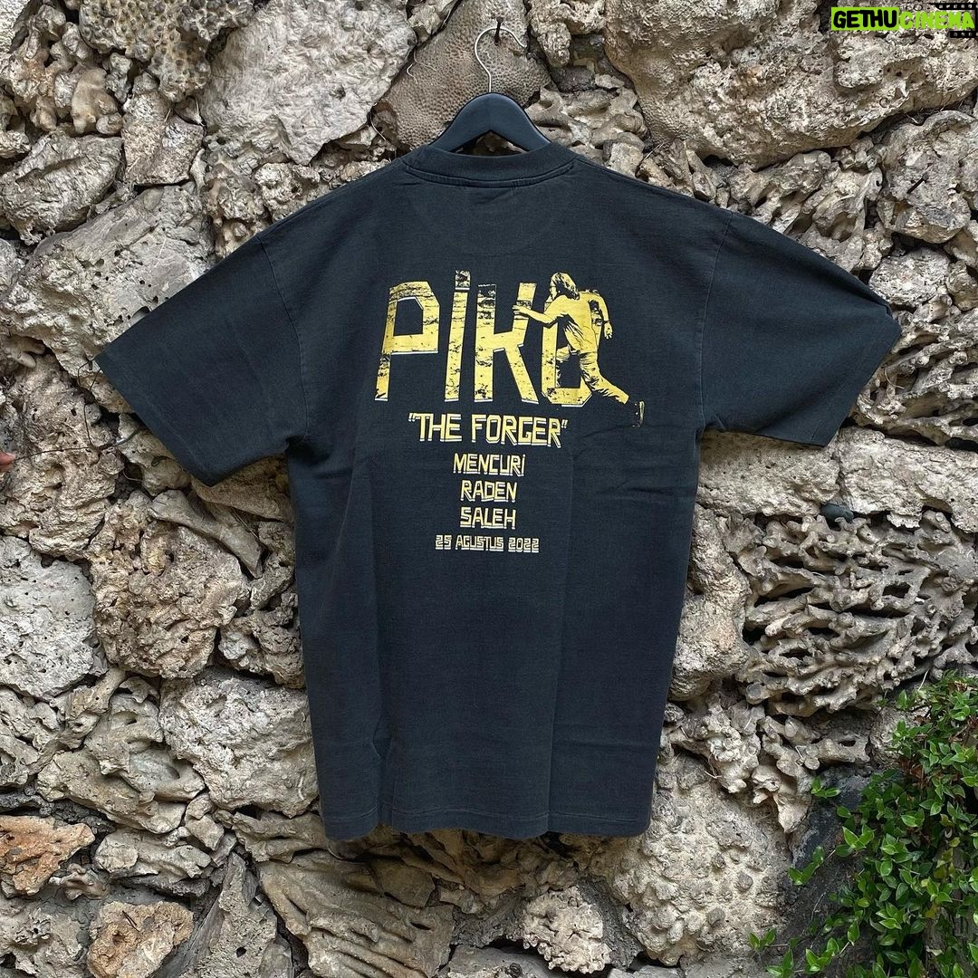 Iqbaal Ramadhan Instagram - Gue suka koleksi kaos vintage. Setelah dikulik, gue jadi tau betapa susah dan mahalnya kaos-kaos jadul ini. Apalagi kaos yang temanya film. Dengan bahan yang durable, juga desain yang evergreen, kaos-kaos promo film ini jadi inceran banyak orang, termasuk gue. Contohnya, kaos khusus cast member dari film Toy Story 2, juga merchandise asli film Trainspotting di tahun 1996 yang sekarang terlipat rapih di lemari gue. Gatau sih kalo orang lain. Tapi dari pengalaman pribadi, setiap gue promo film selalu pake kaos yang hanya dipake saat promo dan berujung jadi baju rumah. Lalu belel, lalu jadi baju tidur. Dari habit ini lah muncul ide kolaborasi sama @akmalshb untuk nge desain kaos untuk film yang gue berperan di dalemnya. Inilah hasilnya. Jujur, kalo gue sih jadi pengen koleksi dan akan dengan bangga gue pake untuk pergi atau jalan. Kaos ini purely datang dari kecintaan gue terhadap kaos vintage dan film. Sudah saatnya kaos film Indonesia jadi collectible items. NOT FOR SALE