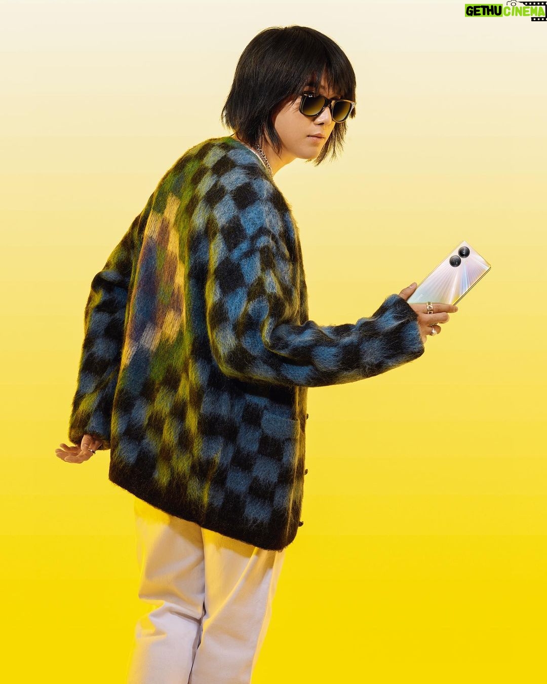 Iqbaal Ramadhan Instagram - Thank you @realmeindonesia udah kasih kesempatan buat gue dare to leap untuk presentasi produk di realme 10 Pro Series launch event kemarin! There’s always a first time for everything yes? Nah, #realme10ProSeries5G udah bisa didapetin lewat flash sale mulai hari ini jam 12 siang WIB di realme.com/id. Jangan sampe kehabisan! 📸: @hypebeastid