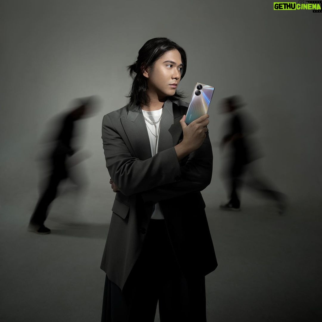 Iqbaal Ramadhan Instagram - First in 2023: Gue bakal coba hal baru di launch event-nya #realme10ProSeries5G, Selasa, 10 Januari - 14.00 WIB. Penasaran gue bakal ngapain aja di sana? Langsung set reminder di akun YouTube @realmeindonesia ya! #CurvedDisplayNewVision