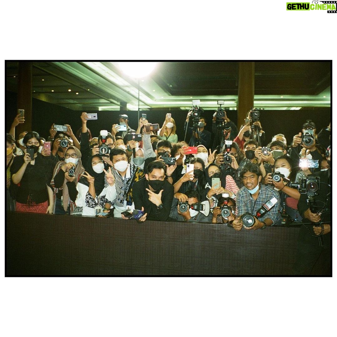 Iqbaal Ramadhan Instagram - a fortunate moment on red carpet. if you took the first picture let me know!!