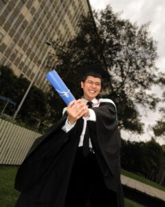 Iqbaal Ramadhan Instagram - Alhamdulillah🤲🎓#lulusbro 📸: @jozz_felix Monash University