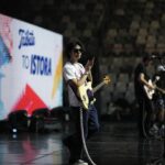 Iqbaal Ramadhan Instagram - Bangga dan bersyukur sudah dilibatkan di perhelatan Tepok Bulu 2023. Selamat dan sukses untuk seluruh saker, vivin dedes, para atlet dan idola kebanggan kita di lapangan, teman-teman baru di Pok Bul Band, dan seluruh kru yang ikut serta menyukseskan acara semalam - cuma @vindes.ig yang bisa mengemas acara se-keren ini! Bahagia juga bisa jadi bagian dari sejarah Istora dan juga bulu tangkis di 🇮🇩 Namun, gak bisa dipungkiri. Belakangan ini pikiran dan emosi setiap hari tertuju kepada penjajahan dan genosida di Palestina. Sering ngerasa 𝘩𝘦𝘭𝘱𝘭𝘦𝘴𝘴 dan berfikir apakah doa dan suaraku cukup untuk membantu meringankan beban orang-orang Palestina. Juga sempat terlintas di pikiran, apakah aku pantas merasa bahagia saat yang lain sedang menderita. Mungkin iya, mungkin tidak. Yang pasti, aku gak takut memberi tahu dunia (dan Tuhan pastinya) di sisi mana aku berpihak! #mythoughts Istora Senayan