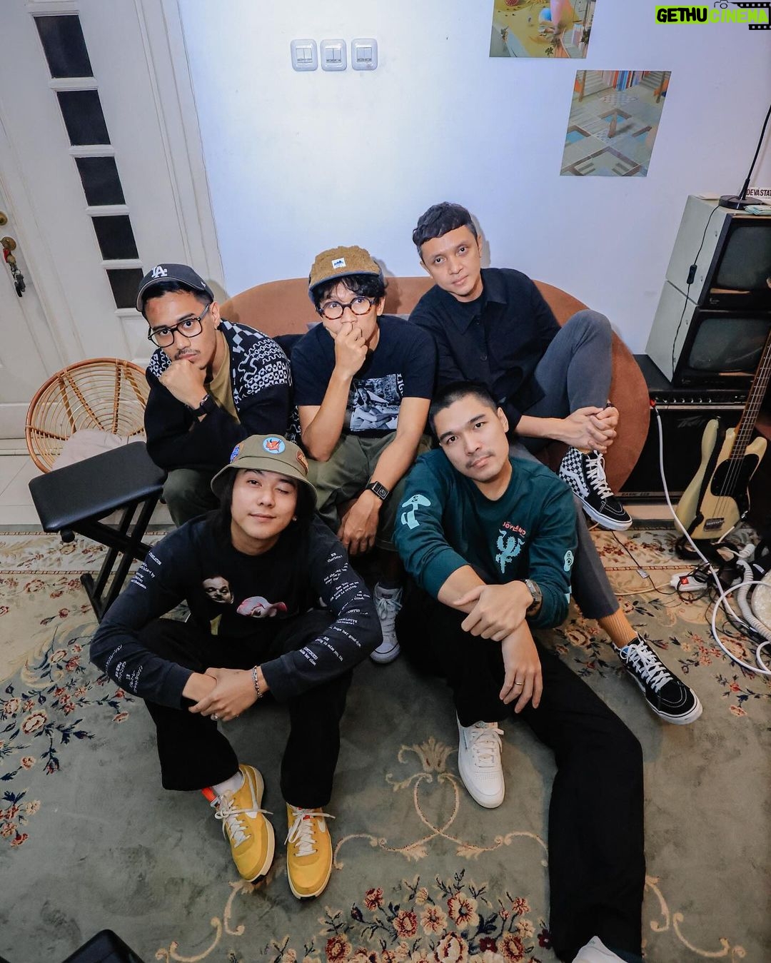 Iqbaal Ramadhan Instagram - Bangga dan bersyukur sudah dilibatkan di perhelatan Tepok Bulu 2023. Selamat dan sukses untuk seluruh saker, vivin dedes, para atlet dan idola kebanggan kita di lapangan, teman-teman baru di Pok Bul Band, dan seluruh kru yang ikut serta menyukseskan acara semalam - cuma @vindes.ig yang bisa mengemas acara se-keren ini! Bahagia juga bisa jadi bagian dari sejarah Istora dan juga bulu tangkis di ๐ฎ๐ฉ Namun, gak bisa dipungkiri. Belakangan ini pikiran dan emosi setiap hari tertuju kepada penjajahan dan genosida di Palestina. Sering ngerasa ๐ฉ๐ฆ๐ญ๐ฑ๐ญ๐ฆ๐ด๐ด dan berfikir apakah doa dan suaraku cukup untuk membantu meringankan beban orang-orang Palestina. Juga sempat terlintas di pikiran, apakah aku pantas merasa bahagia saat yang lain sedang menderita. Mungkin iya, mungkin tidak. Yang pasti, aku gak takut memberi tahu dunia (dan Tuhan pastinya) di sisi mana aku berpihak! #mythoughts Istora Senayan