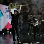 Iqbaal Ramadhan Instagram - Bangga dan bersyukur sudah dilibatkan di perhelatan Tepok Bulu 2023. Selamat dan sukses untuk seluruh saker, vivin dedes, para atlet dan idola kebanggan kita di lapangan, teman-teman baru di Pok Bul Band, dan seluruh kru yang ikut serta menyukseskan acara semalam - cuma @vindes.ig yang bisa mengemas acara se-keren ini! Bahagia juga bisa jadi bagian dari sejarah Istora dan juga bulu tangkis di 🇮🇩 Namun, gak bisa dipungkiri. Belakangan ini pikiran dan emosi setiap hari tertuju kepada penjajahan dan genosida di Palestina. Sering ngerasa 𝘩𝘦𝘭𝘱𝘭𝘦𝘴𝘴 dan berfikir apakah doa dan suaraku cukup untuk membantu meringankan beban orang-orang Palestina. Juga sempat terlintas di pikiran, apakah aku pantas merasa bahagia saat yang lain sedang menderita. Mungkin iya, mungkin tidak. Yang pasti, aku gak takut memberi tahu dunia (dan Tuhan pastinya) di sisi mana aku berpihak! #mythoughts Istora Senayan