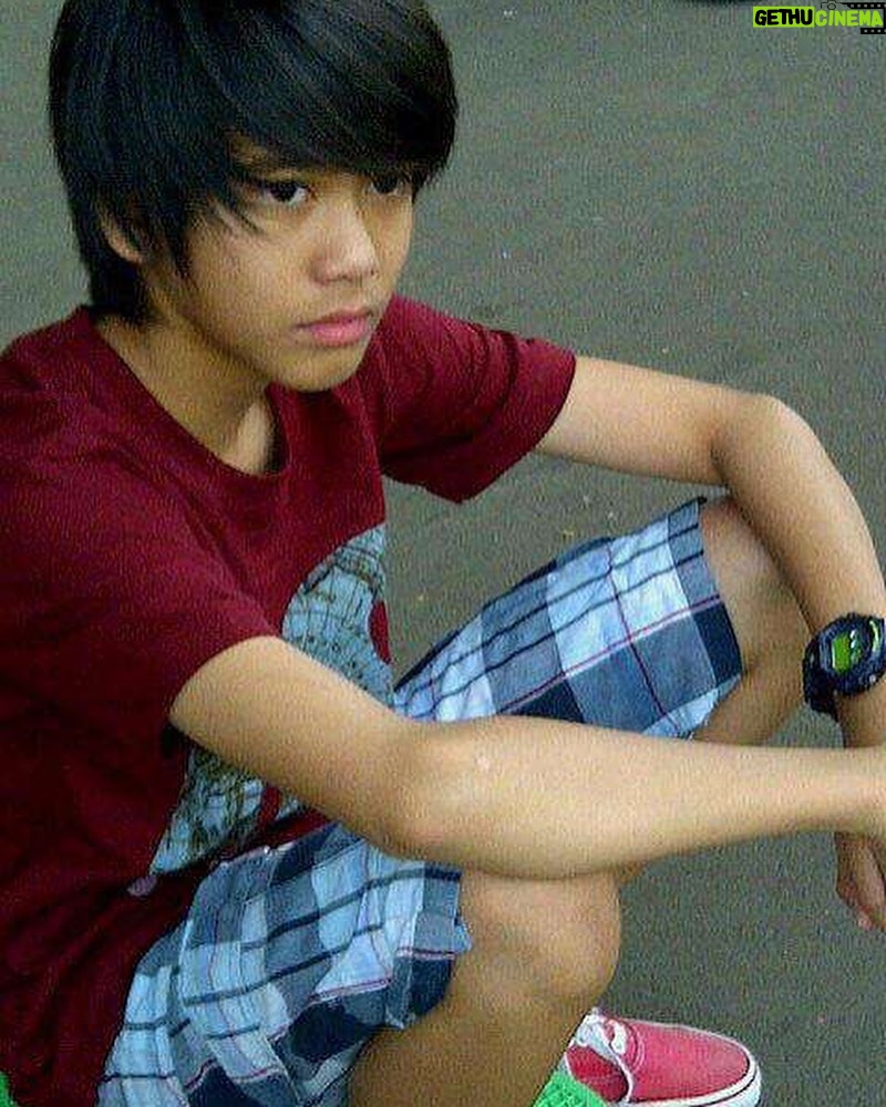 Iqbaal Ramadhan Instagram - G-Shock was my first watch ever! So when I heard the news that Ibe-san is coming down to town, I flew back from Melb to JKT so that I can tell him how much I adore everything he has created. I needed to show my gratitude to him. I wanted him to know that I actually spent my money on my first watch, and it was on his creation. He said “very nice, thank you very much!”. Later, he told me not to give up, and he reiterated these words on a t-shirt and this polaroid of mine. And I thought to myself “I will. I will Ibe-san”. I reckon manifestation is real huh🫠 Shoutout @hypebeastid @casiostore_id @gshockindo for the chance! #kikuoibe 📸: @jozz_felix