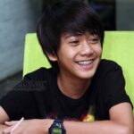 Iqbaal Ramadhan Instagram – G-Shock was my first watch ever!
So when I heard the news that Ibe-san is coming down to town, I flew back from Melb to JKT so that I can tell him how much I adore everything he has created. I needed to show my gratitude to him. I wanted him to know that I actually spent my money on my first watch, and it was on his creation. He said “very nice, thank you very much!”. Later, he told me not to give up, and he reiterated these words on a t-shirt and this polaroid of mine. And I thought to myself “I will. I will Ibe-san”. I reckon manifestation is real huh🫠
Shoutout @hypebeastid @casiostore_id @gshockindo for the chance!
#kikuoibe
📸: @jozz_felix