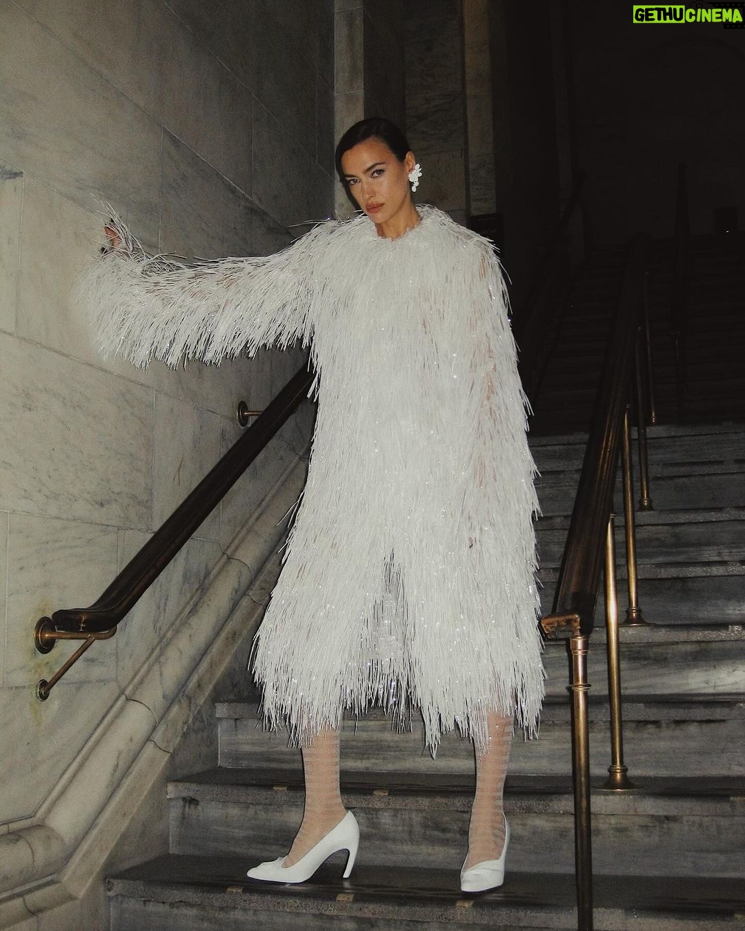 Irina Shayk Instagram - at the library with #toryburch. thank you for having me NYPL The New York Public Library