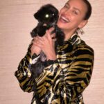 Irina Shayk Instagram - Mama & 🐾by 📷 Lea 🖤🖤