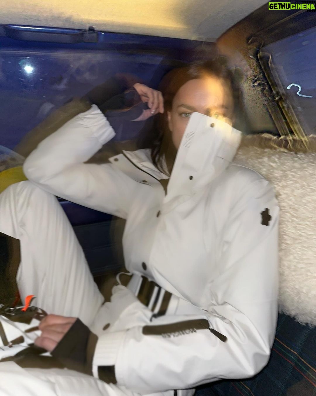 Irina Shayk Instagram - Just ❄️ nah 🐰 … thx @remoruffini @piergiorgio for fun 24 h in d snow land