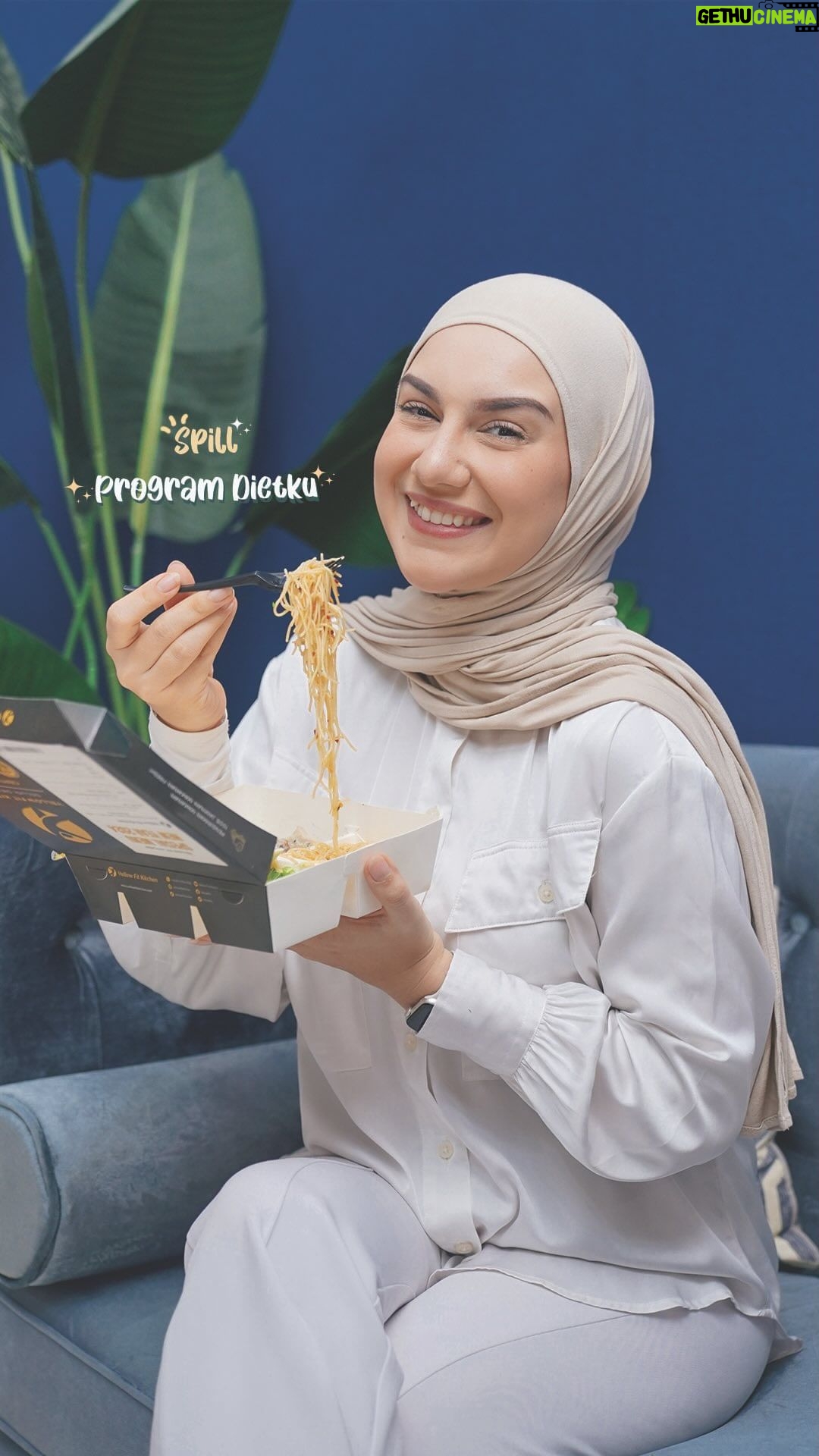 Irish Bella Instagram - Aku sangat menyukai menulis jurnal harian, karena sangat baik untuk kesehatan mental juga ketenangan ❤️ Dan salah satu part terberat yang pernah aku tulis selama 2023 adalah ketika berat badanku berlebih setelah melahirkan. Aku menerima banyak komentar jahat tentang fisik. Alhamdulillah dengan konsisten olah raga dan defisit kalori dengan makanan sehat dari @yellowfitkitchen setiap hari perlahan aku bisa menurunkan berat badan secara sehat ✨ #buktikanresolusimu