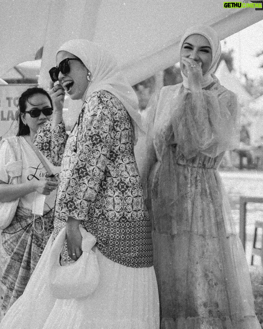Irish Bella Instagram - Alhamdulilah, bersyukur berlimpah rezeki dikelilingi orang2 yang berhati baik & tulus. My A Team, got my back till the roughest times ๐ซถ๐ผ Also hepiii besdeyyy ibu galak @mutiarasfs, semoga berkah sisa umurnya. Dan segala yang di cita2 kan Allah mudahkan โค๏ธ๐๐ผ