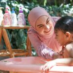 Irish Bella Instagram - Alhamdulillah, pertumbuhan dan perkembangan Amala semakin hari semakin baik dan gemas 🤍 Dan hari ini aku kasih reward untuk Amala, hal hal yang dia suka!! baju, jepit rambut, mainan mandi juga hair and body wash favorit dia dari @mybabyid ✨ #Newbornfriendly