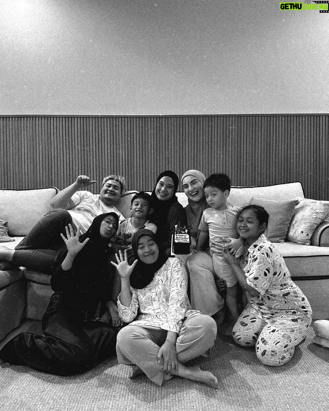 Irish Bella Instagram - Alhamdulilah, bersyukur berlimpah rezeki dikelilingi orang2 yang berhati baik & tulus. My A Team, got my back till the roughest times ๐ซถ๐ผ Also hepiii besdeyyy ibu galak @mutiarasfs, semoga berkah sisa umurnya. Dan segala yang di cita2 kan Allah mudahkan โค๏ธ๐๐ผ