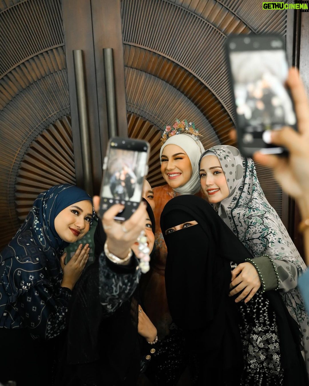 Irish Bella Instagram - 1st Anniversarry @arinnahijab_official ✨