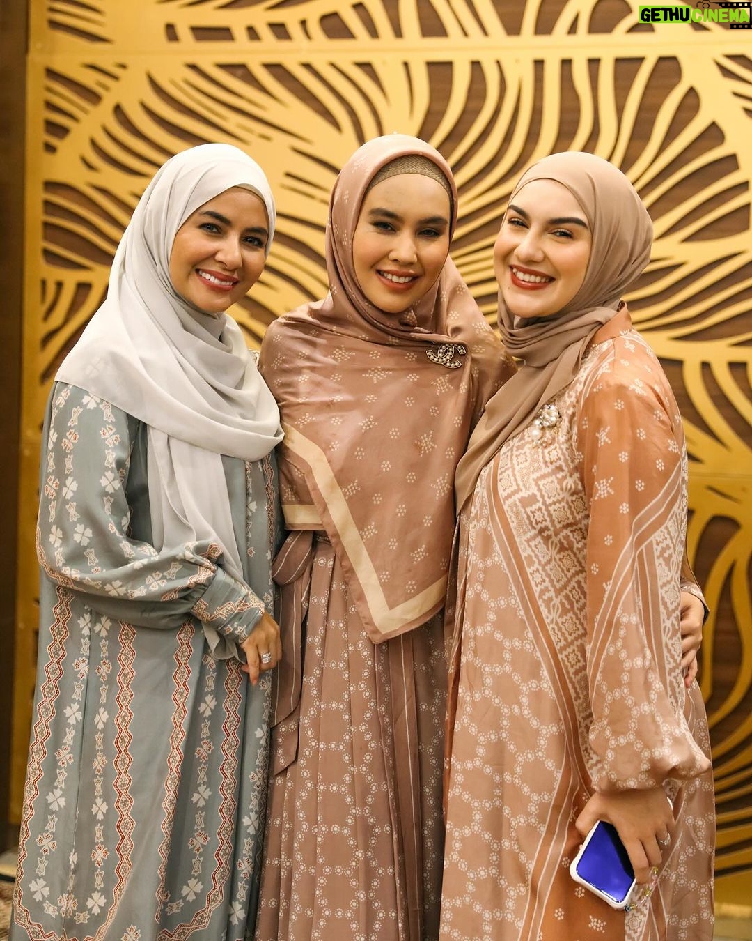 Irish Bella Instagram - To be able to belong in a group of such amazing, positive & warm hearted people is an incredible feeling ❤️ Grateful to Allah that my life has crossed paths with these sisters 🫶🏼 Once again thank you @kartikaputriworld for putting this all together, and making me a part of this. You have made such a beautiful garden of Jannah for us all ❤️🥰 Thanks to all vendors.. EO @gcwo.id @tw.weddingg Dekorasi @pt.adika12persada.id Dokumentasi @askar_photography Venue @swasana_lippokuningan @swasanawedding Photobooth @picadabra.studio Drink @teatwo.official Drink @susu_mbokdarmi Drink @heavenlywang.id Nasi kulit @chick_chy.id Nasi kebuli @dyeenskitchen Bakso @baksobara Siomay @monas.delight Gulai sapi @gultik.ku Roti keset @rotikeset.condet Tumpeng @tumpengmini Kue tampah @kartikasoulfood Shihlin @shihlinsnacksid Kebab @emados.shawarma Roti @psbakeryid Goodiebag @mydreamgoodies Popcorn @jollytimeindonesia Sajadah anti slip @ds.modest Wardah @wardahbeauty Shella saukia @shellasaukiaofficial Sayeed @sayeedbeauty