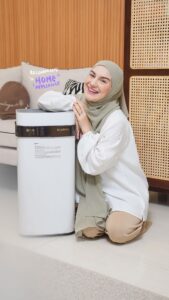 Irish Bella Instagram - Namanya juga udah ibu-ibu, abis kerja langsung beresin rumah. Dan aku sangat terbantu dengan menggunakan produk home living dari @clarionid Di rumah aku menggunakan Water Purifier CLN 800 dari Clarion, alat filter air yang bisa buat air kran langsung minum. Dengan 4 tahap filtrasi 🫶🏻 Praktis banget!! Juga aku menggunakan Air Purifier X-5 Clarion ini menyaring udara dengan maksimal. efektif untuk membunuh bakteri, virus dan menghilangkan bau ❤️ Thank you @clarionid sudah membuat rumahku jadi semakin nyaman dan aman 🫶🏻