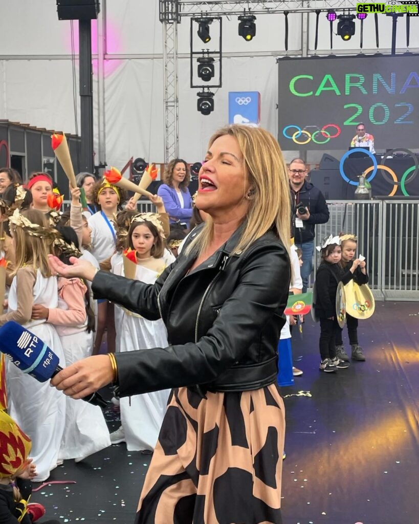 Isabel Angelino Instagram - O dia começou a festejar o Carnaval em Alcobaça junto dos mais pequeninos 🎉❤️ @municipioalcobaca @carnavaldealcobaca 📸 @marcorosa4142 Alcobaça, Portugal