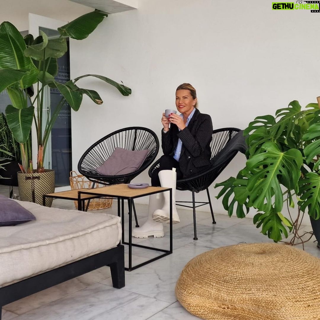 Isabel Angelino - 1.1K Likes - Coffee Time ☕️ @morena_coffeeshop @municipiodegrandola .
.
.
. 📸 @andrecamposcosta