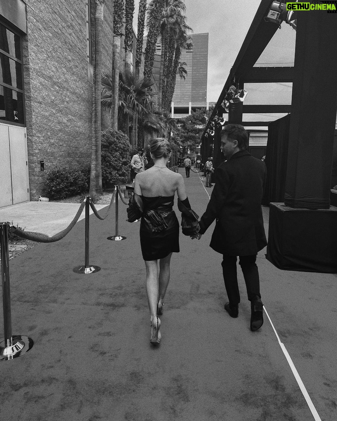Isabel Durant Instagram - 🖤 (𝘊𝘰𝘮𝘦 𝘩𝘰𝘮𝘦 𝘯𝘰𝘸)
