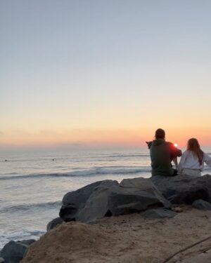 Isabel Durant Instagram - I believe in magic. 

As I reflect on the myriad of unforgettable memories from this year  I raise my heart to all the sunsets and sunrises I’ve experienced with the people I love. Little vignette like chapters in themselves. 

This sunset closed a beautiful day on the Californian coast with our sweet little family (I ADORE YOU!!!) . Captured so perfectly … by chance? By magic! 🪄😌

Goodbye for now LA. Australia … see you tomorrow! 🫶🏻🪩🙏🏼🛫