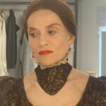 Isabelle Huppert Instagram - Hier, 2 min avant d’entrer en scène… Dernière semaine de #MarySaidWhatSheSaid au @theatredelaville_paris. @bob___wilson #DarrylPinckney @ludovico_einaudi #EmmanuelDemarcyMota #MichaelChase Espace Pierre Cardin