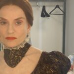 Isabelle Huppert Instagram - Hier, 2 min avant d’entrer en scène… Dernière semaine de #MarySaidWhatSheSaid au @theatredelaville_paris. @bob___wilson #DarrylPinckney @ludovico_einaudi #EmmanuelDemarcyMota #MichaelChase Espace Pierre Cardin