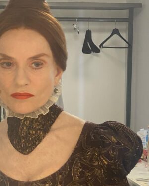 Isabelle Huppert Instagram - Hier, 2 min avant d’entrer en scène… 
Dernière semaine de #MarySaidWhatSheSaid au @theatredelaville_paris. 

@bob___wilson 
#DarrylPinckney
@ludovico_einaudi
#EmmanuelDemarcyMota
#MichaelChase
