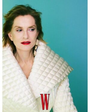 Isabelle Huppert Instagram - Merci @wmagchina

📸 #FengHai
@mixwei_w @johnnollet @morgane_martini @julievillanovanails
#wchina #thefirstissue