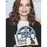 Isabelle Huppert Instagram - Chabrol d’honneur au @festivaldufilmducroisic et Prix Chabrol du Public pour #LaSyndicaliste de @jpaulsalome (sortie le 1er mars). Claude manque au cinéma. Il nous manque, il me manque… @mickael_gauthier @willyliechty #claudechabrol @cecilemaistrechabrol #thomaschabrol
