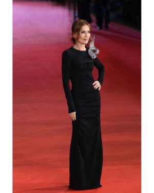 Isabelle Huppert Instagram - Rome Film Festival, #LeCaravage.

Broche Life 2023 d’Elsa JIN @elsajin519
@giorgioarmani @jonathan_huguet @massimoserini.official

📷 Thibaut Chapotot