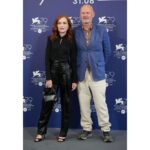 Isabelle Huppert Instagram - Venise 2022, Orizzonti. Très bel accueil pour la Syndicaliste @jpaulsalome @marinafois #GregoryGadebois @francoisxavierdemaison #YvanAttal @pierredeladonchamps #LaSyndicaliste #TheSittingDuck @le_pacte_officiel @thebureaufilms @labiennale Venice, Italy
