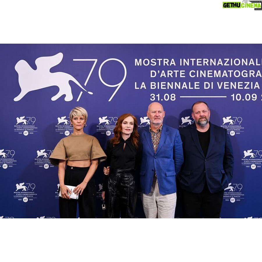 Isabelle Huppert Instagram - Venise 2022, Orizzonti. Très bel accueil pour la Syndicaliste @jpaulsalome @marinafois #GregoryGadebois @francoisxavierdemaison #YvanAttal @pierredeladonchamps #LaSyndicaliste #TheSittingDuck @le_pacte_officiel @thebureaufilms @labiennale Venice, Italy