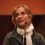 Isabelle Huppert Instagram - 50 ans de Libération, le bien nommé... 🎂 À la cité de la Musique @liberationfr #libé #DidierPeron #SandraOnana Cité de la Musique