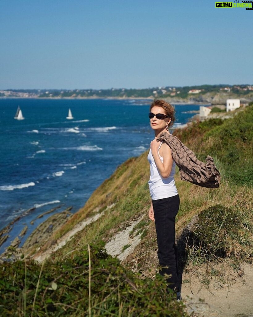 Isabelle Huppert Instagram - Au revoir l’été… 🌊 Merci @manonquerouilbruneel @constancebenque @carolinemangez @handk_officiel #Raynald 📷 Eric Guillemain