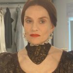 Isabelle Huppert Instagram - Hier, 2 min avant d’entrer en scène… Dernière semaine de #MarySaidWhatSheSaid au @theatredelaville_paris. @bob___wilson #DarrylPinckney @ludovico_einaudi #EmmanuelDemarcyMota #MichaelChase Espace Pierre Cardin