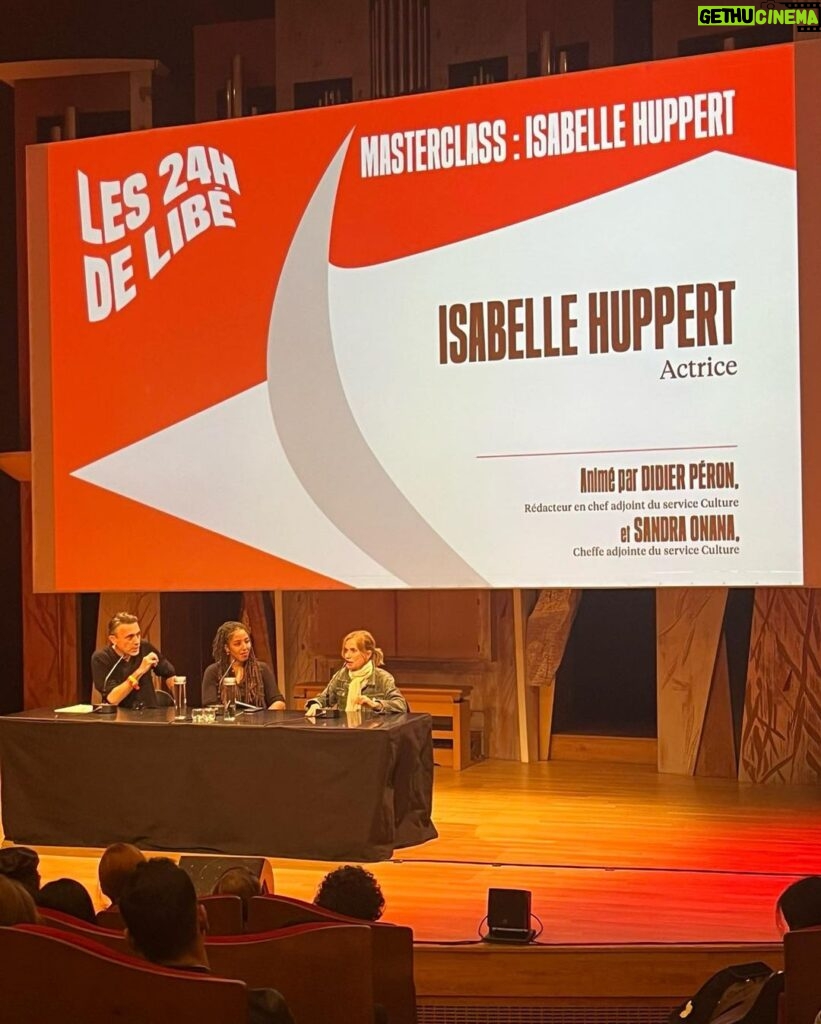 Isabelle Huppert Instagram - 50 ans de Libération, le bien nommé... 🎂 À la cité de la Musique @liberationfr #libé #DidierPeron #SandraOnana Cité de la Musique