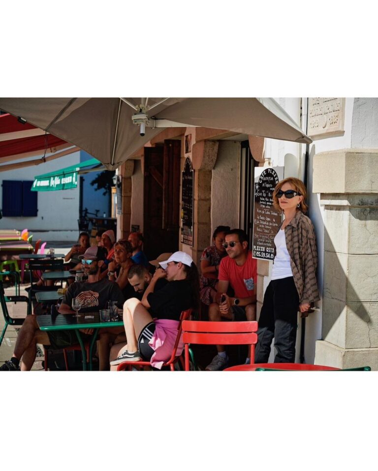 Isabelle Huppert Instagram - Au revoir l’été… 🌊 Merci @manonquerouilbruneel @constancebenque @carolinemangez @handk_officiel #Raynald 📷 Eric Guillemain